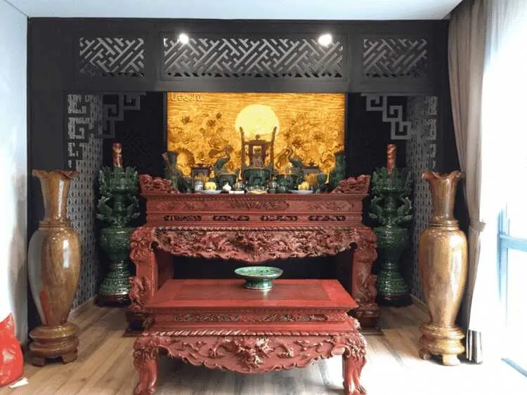 Sập thờ gỗ lim kết hợp với tranh trúc chỉ, đồ thờ gốm sứ mang tới sự ấm cúng, trang nghiêm và đẹp mắt cho không gian thờ tự của gia đình Việt.