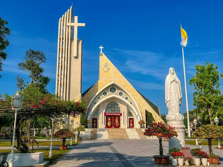 Tam cấp tại một nhà thờ ở Nghệ An làm từ chất liệu đá vàng xen trắng