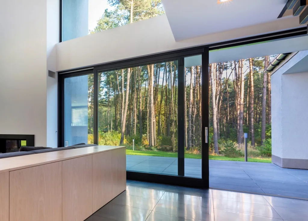 Thiết kế cửa lùa lớn giúp căn nhà của bạn đón ánh nắng tự nhiên dễ dàng