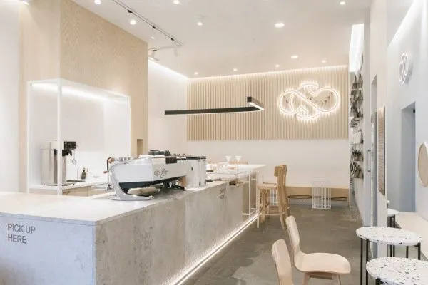 Thiết kế quán cà phê có tone màu trắng sang trọng