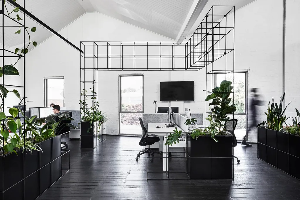 Thiết kế văn phòng với nhiều cây xanh sẽ giúp không gian làm việc có sức sống hơn