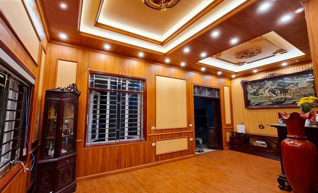 Trần nhựa giả gỗ được lắp đặt trên bề mặt trần nhà hoặc trần văn phòng để tạo nên vẻ đẹp sang trọng.
