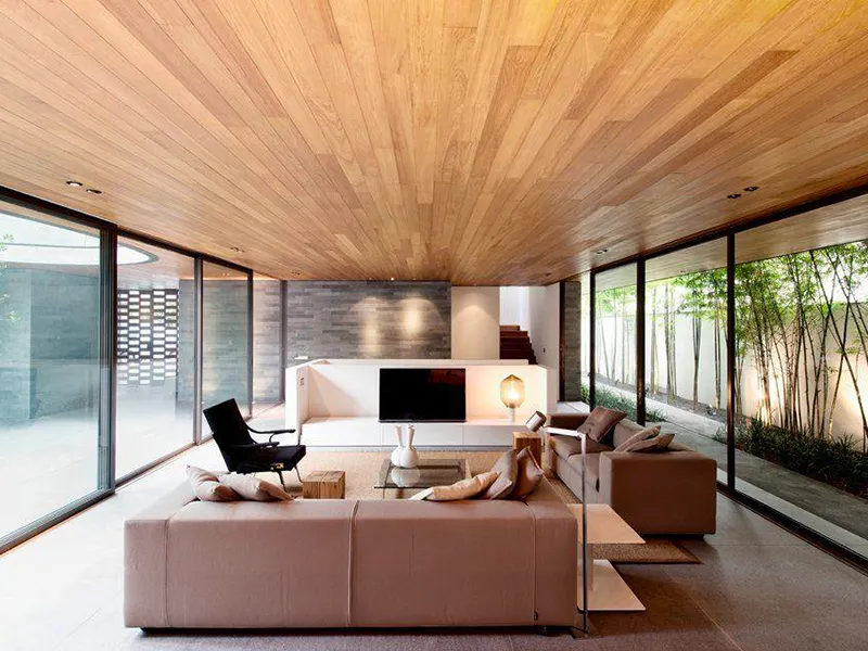Trần nhựa giả gỗ được thiết kế với các họa tiết, vân gỗ và màu sắc giống như gỗ thật, giúp tạo ra một không gian nội thất đẹp mắt và sang trọng