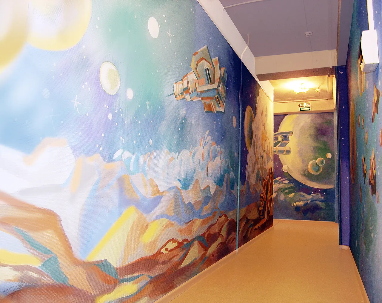 Tranh vẽ tường chủ đề du hành không gian đầy ấn tượng