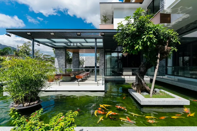 Biệt thự này là sự kết hợp hoàn hảo giữa kiến trúc độc đáo, thiết kế nội thất tinh tế và không gian xanh đầy sức sống để tạo ra một không gian sống lý tưởng cho gia đình.