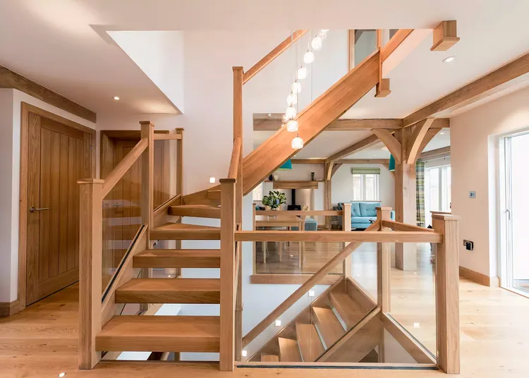 Cầu thang kính tay vịn gỗ là một loại cầu thang được thiết kế với bậc thang bằng kính và tay vịn bằng gỗ. 
