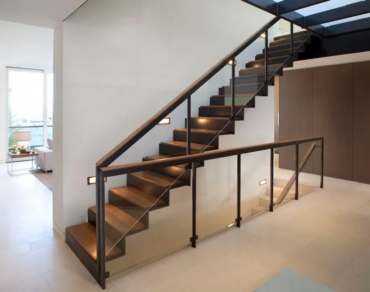 Cầu thang kính tay vịn gỗ mang lại vẻ đẹp hiện đại và sang trọng cho không gian nội thất. Sự kết hợp giữa kính trong suốt và gỗ tự nhiên tạo nên một sự tương phản hấp dẫn và độc đáo.