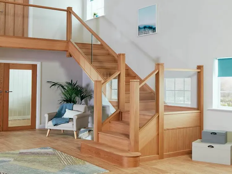Cầu thang kính tay vịn gỗ thực sự mang lại một vẻ đẹp đặc biệt và nổi bật cho không gian nội thất. Sự kết hợp giữa kính và gỗ tạo nên một sự tương phản hài hòa giữa tính hiện đại và tự nhiên, tạo nên một điểm nhấn độc đáo và thu hút.
