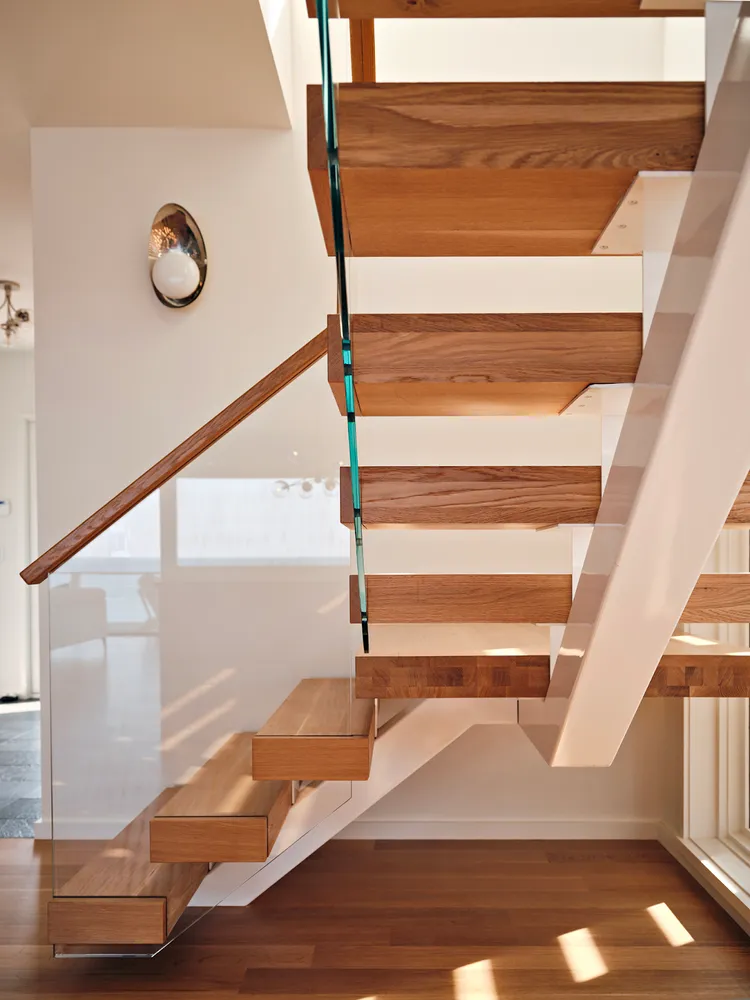Cầu thang này thường có cấu trúc bền vững và mỹ quan cao, thích hợp sử dụng trong các không gian nội thất hiện đại.