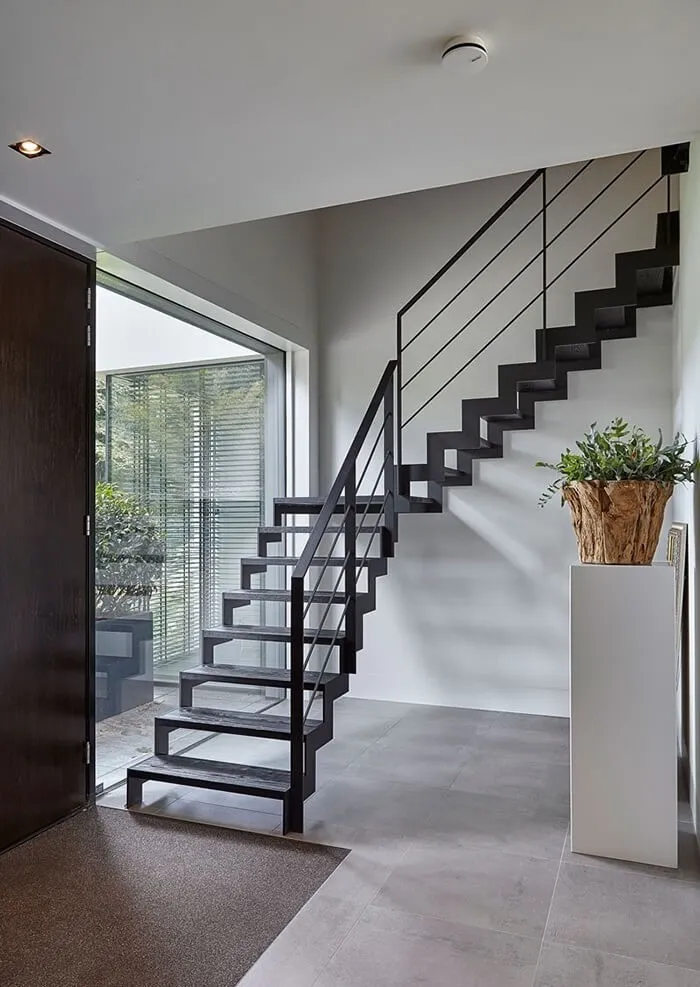 Cầu thang sắt đẹp chữ L sơn tĩnh điện màu đen nổi bật cho không gian nhà màu trắng