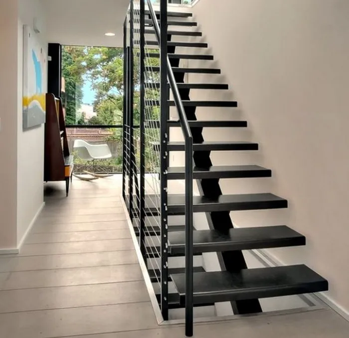 Cầu thang sắt đẹp thiết kế đơn sơn đen toàn bộ với bậc thang rời lắp trực tiếp trên thanh đỡ