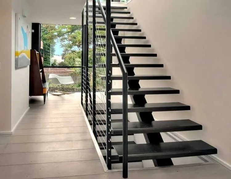 Cầu thang xương cá bằng sắt tone màu đen ấn tượng tạo điểm nhấn cho căn nhà