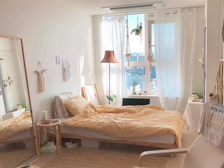 Chọn giường thấp hoặc sử dụng giường dạng futon để tạo ra không gian gọn gàng và tạo cảm giác gần gũi.