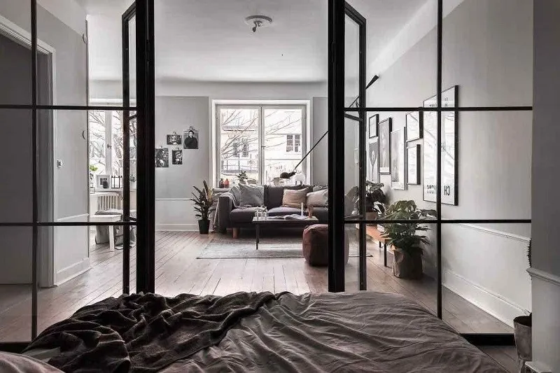 Cửa phòng ngủ nhôm kính cho căn hộ theo phong cách Scandinavian
