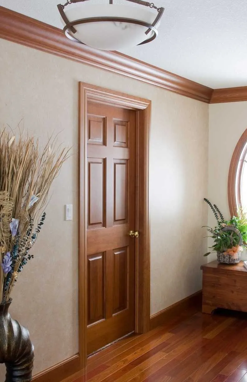 Cửa phòng ngủ từ gỗ tự nhiên được ưa chuộng bởi thiết kế đơn giản nhưng vẫn vô cùng sang trọng