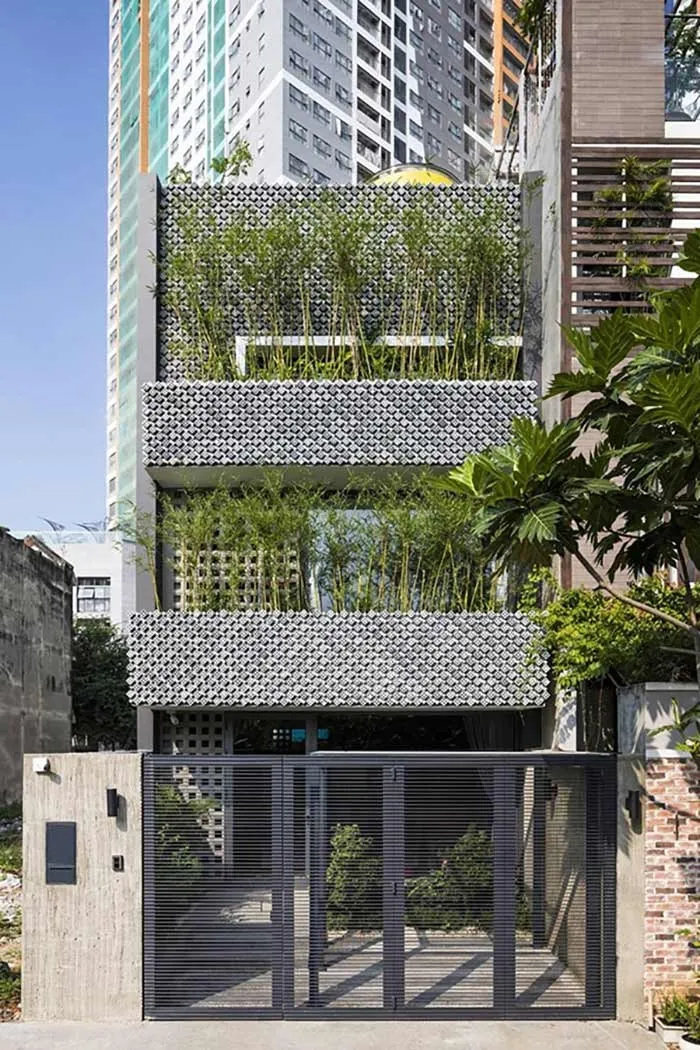 Mẫu ban công đẹp cho nhà phố sử dụng cây trúc xanh để tạo điểm nhấn