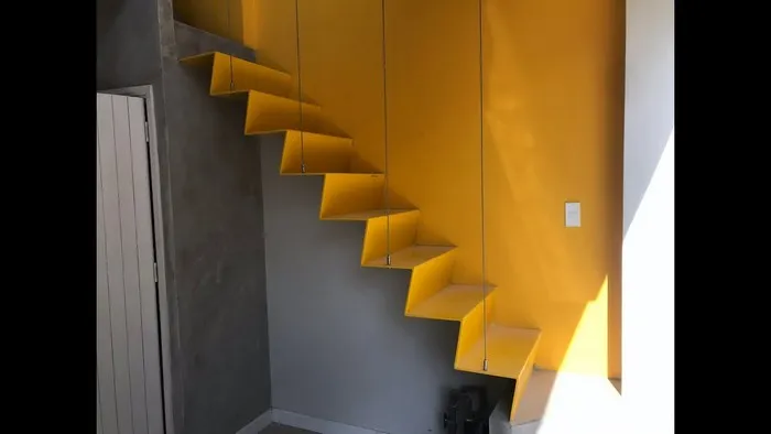 Mẫu cầu thang sắt đẹp thiết kế tấm sắt treo trần sơn màu vàng nổi