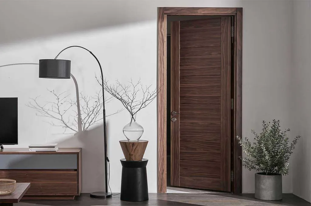 Mẫu cửa phòng ngủ làm từ gỗ tự nhiên mang tới cho căn hộ theo phong cách Bắc Âu đơn giản nhưng tinh tế.