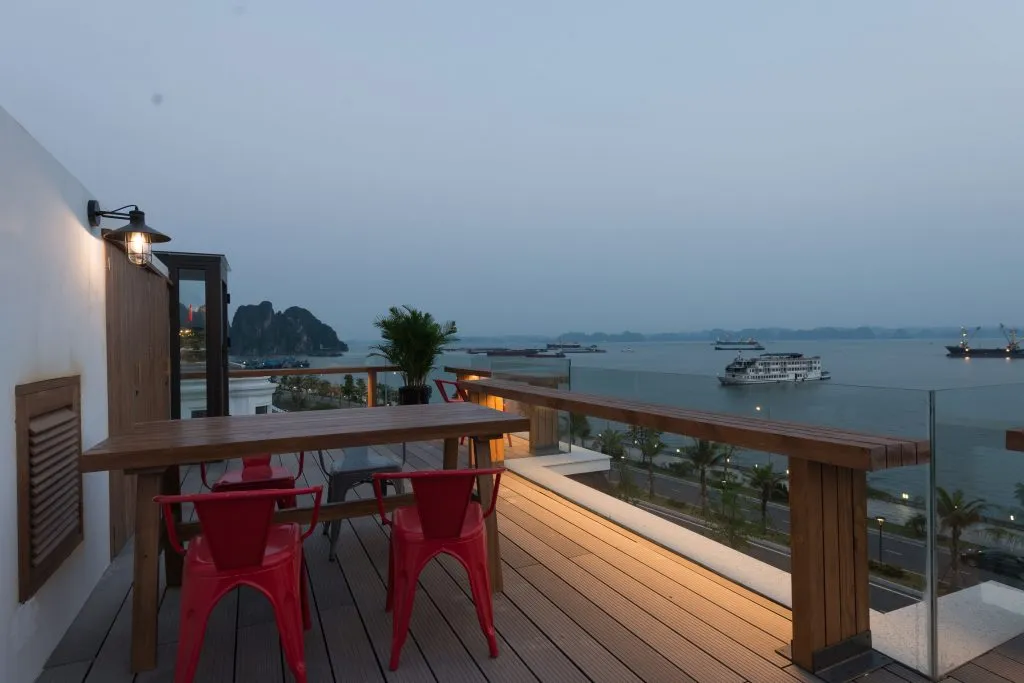 Một phòng ăn ngoài trời với view hướng biển tuyệt đẹp, vừa thư thái vừa gần gũi với tự nhiên