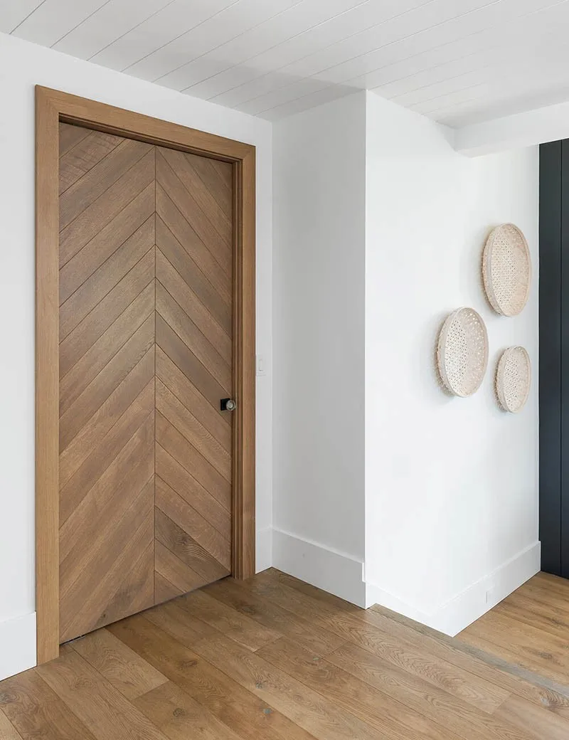 Phòng ngủ sử dụng cửa gỗ tự nhiên bằng gỗ sồi với màu sắc đồng điệu cùng màu sàn.