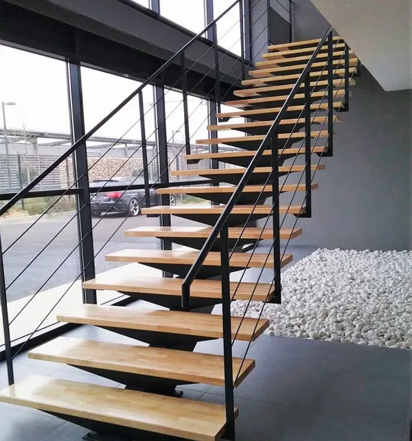 Sự kết hợp độc đáo giữa tay vịn cầu thang bằng sắt và bậc cầu thang gỗ, tạo nên một không gian nội thất sáng tạo và độc đáo.
