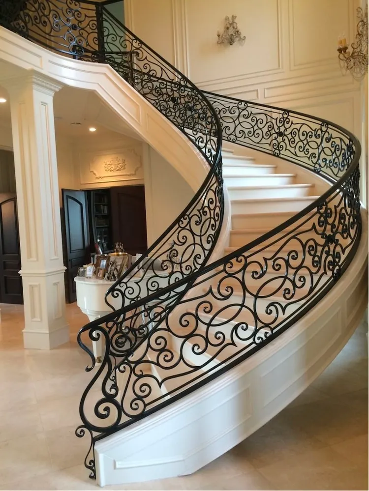 Tay vịn cầu thang bằng sắt được uốn cong một cách tinh tế là sự lựa chọn hoàn hảo cho những không gian nội thất mang phong cách cổ điển, làm tăng thêm giá trị thẩm mỹ cho không gian