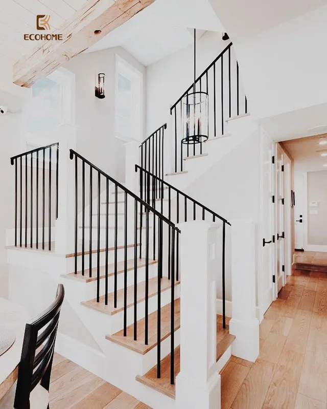 Tay vịn cầu thang bằng sắt không chỉ đơn thuần là vật dụng hỗ trợ di chuyển mà còn làm tăng thêm vẻ đẹp cho không gian nội thất