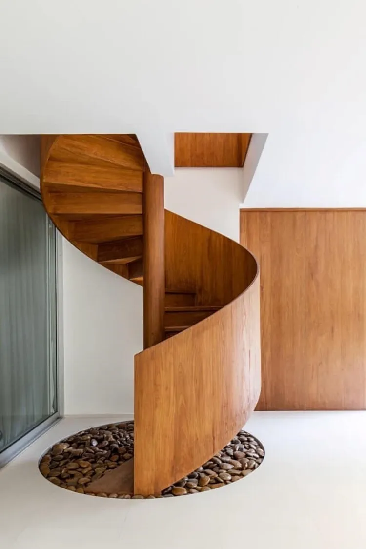 Thiết kế cầu thang xoắn ốc với cột chống, lan can, bậc thang toàn bộ bằng gỗ