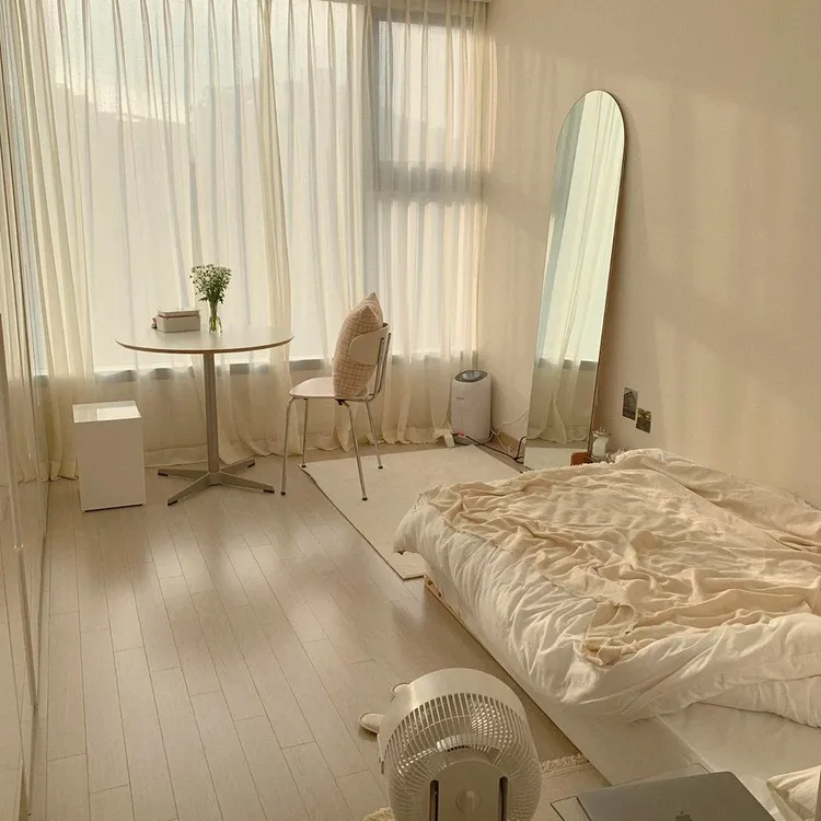 Trang trí phòng ngủ theo phong cách Hàn Quốc tạo ra một không gian tĩnh lặng và êm dịu, giúp bạn thư giãn và tận hưởng giấc ngủ ngon.