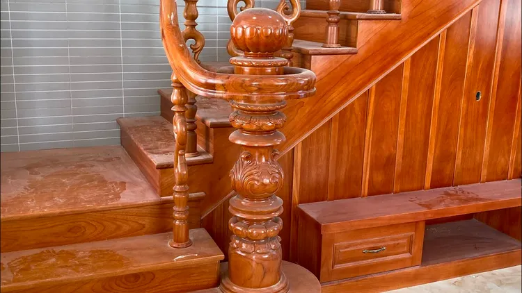 Trụ cầu thang gỗ hình tròn được thiết kế tinh tế và độc đáo, mang đến một vẻ đẹp đầy ấn tượng cho không gian nhà bạn.