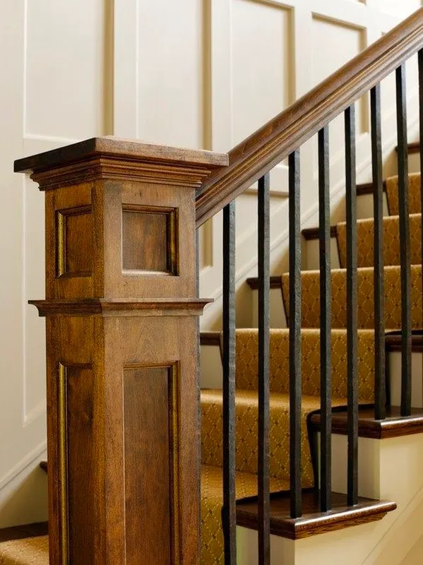 Trụ cầu thang gỗ hình vuông tạo nên sự khác biệt, mang lại cảm giác mới lạ và thú vị cho không gian nhà bạn.