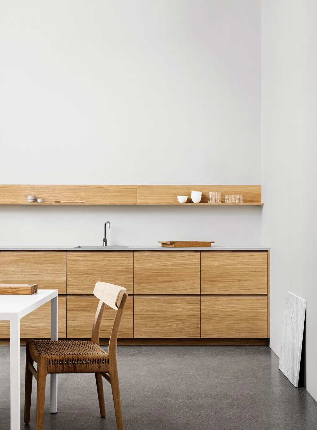 Tủ bếp phong cách tối giản (minimalist) với chất liệu gỗ