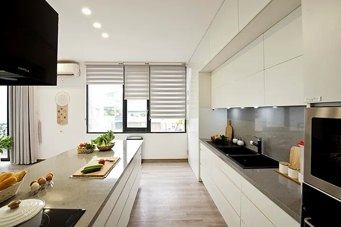 Tủ bếp với thiết kế song song đem lại không gian bếp rộng rãi và thoáng