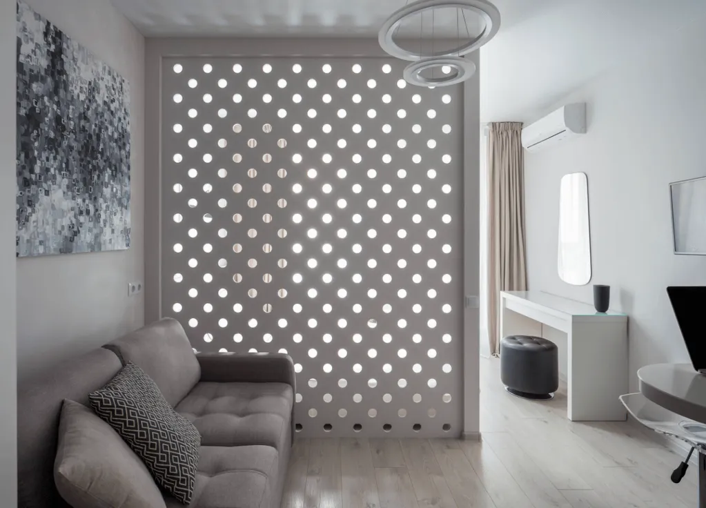 Vách ngăn thạch cao cho phòng khách với các lỗ nhỏ xuyên ánh sáng