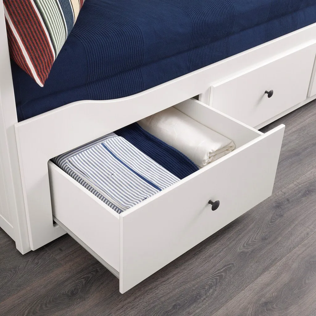 Bên dưới giường còn được thiết kế tích hợp thêm 3 ngăn kéo lớn, giúp bạn cất gọn những món đồ cần lưu trữ như đồ dùng cá nhân, hay chăn ga gối mền còn dư.