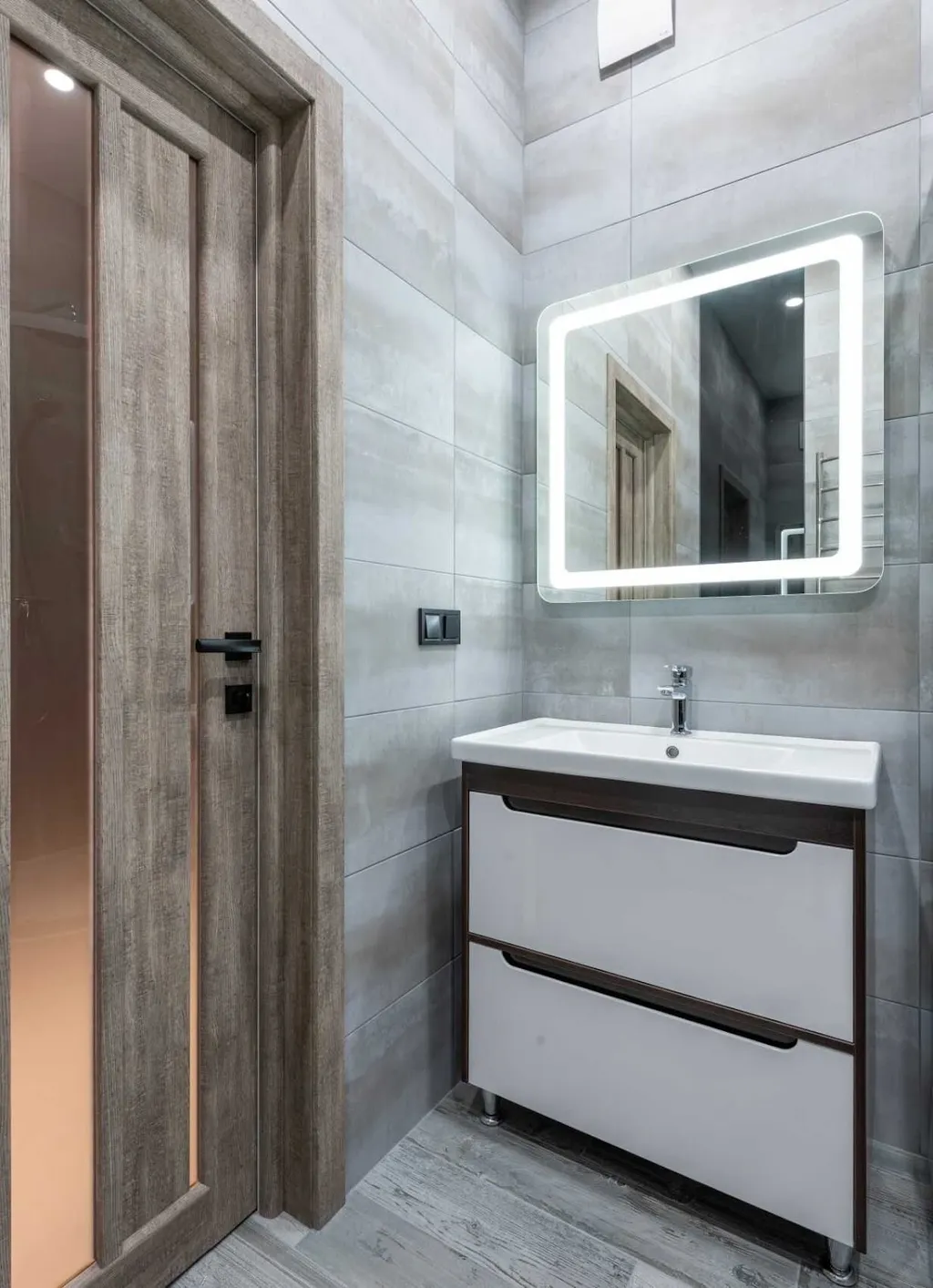 Cửa nhà vệ sinh từ gỗ công nghiệp kết hợp kính và phù hợp với màu tường giúp tăng vẻ đẹp không gian