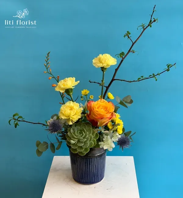 Bình hoa cẩm chướng vàng kết hợp cùng một số loài hoa khác