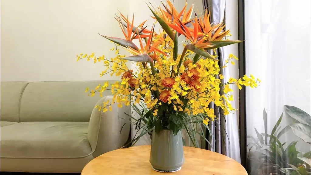 Trang trí phòng khách ngày Tết với chậu hoa thiên điểu kết hợp với các loại hoa khác