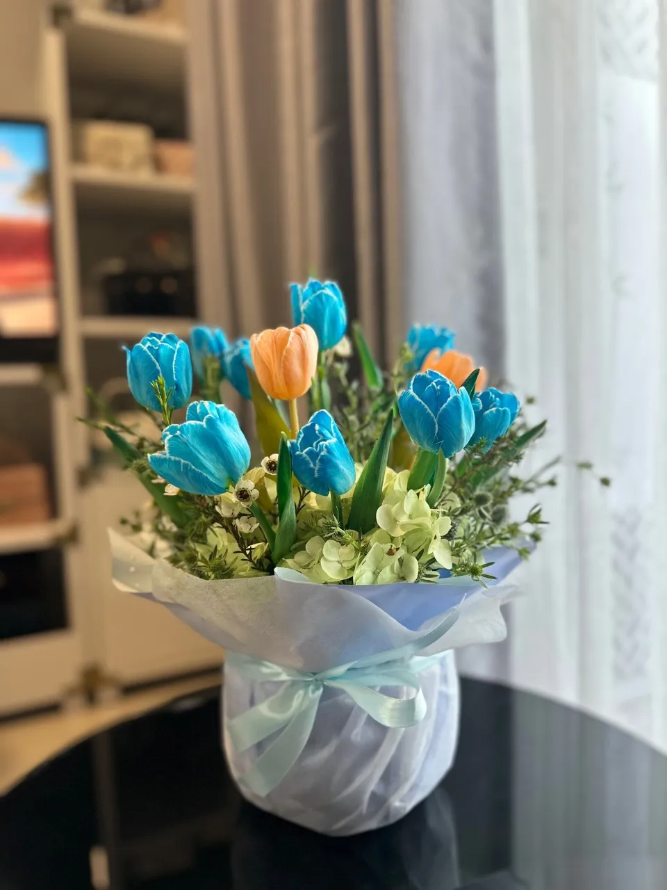 Hoa tulip cam - xanh kết hợp với một số hoa khác tạo nên một bình hoa đẹp và bắt mắt
