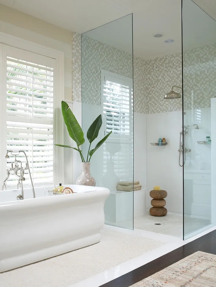 Lắp đặt vách ngăn kính hoặc bồn tắm kính để tối ưu không gian phòng tắm