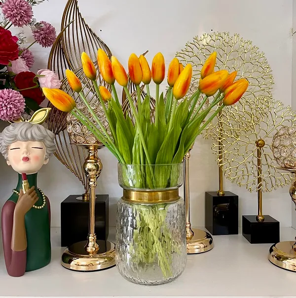 Một bình hoa tulip có thể làm bừng sáng cả không gian nội thất của bạn đấy