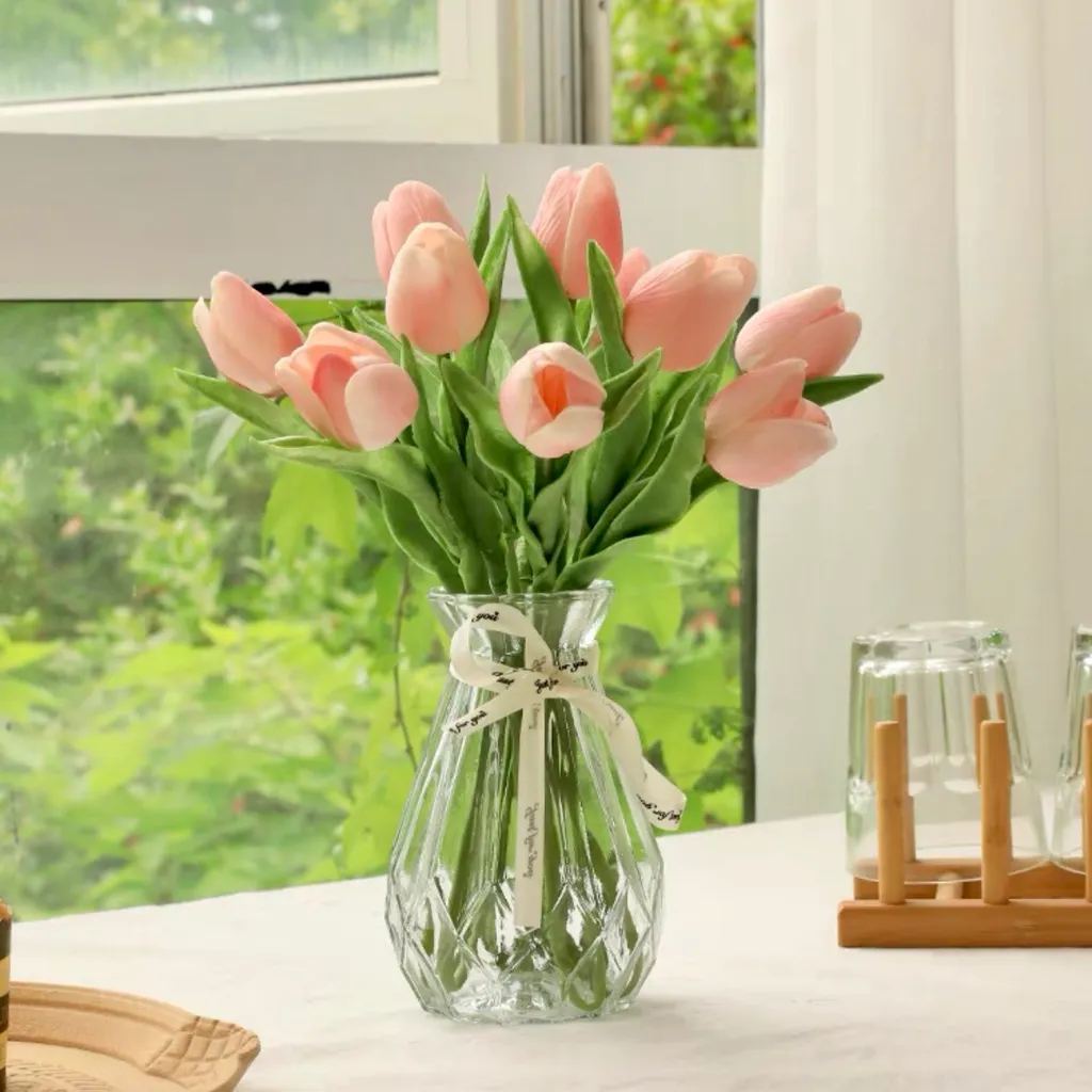Một bình hoa tulip hồng để bàn giúp cả không gian trở nên đẹp và sang trọng hơn