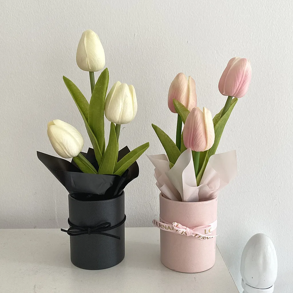 Những bình hoa tulip tí hon này có thể sử dụng làm quà tặng để trang trí bàn làm việc