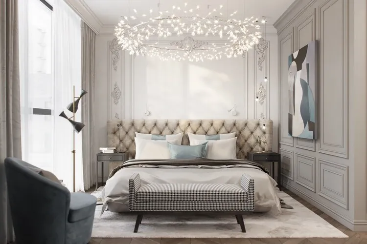 Phòng ngủ master theo phong cách tân cổ điển nổi bật với chiếc đèn chùm, sử dụng tông màu sáng khiến không gian trang nhã và thư thái.