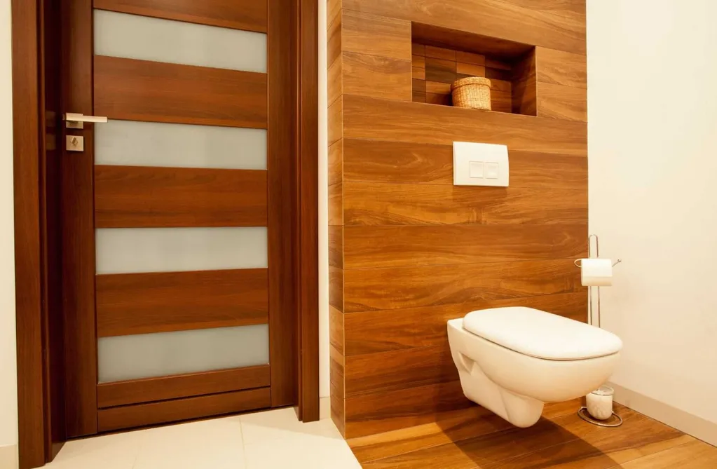 Thiết kế cửa nhà vệ sinh bằng gỗ tự nhiên kết hợp kính 