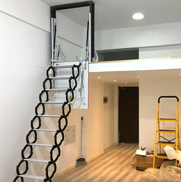 Cầu thang gác mái thông minh đang được lắp đặt