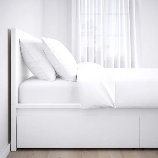 Ván đầu giường được thiết kế mỏng, với góc cạnh tinh giản