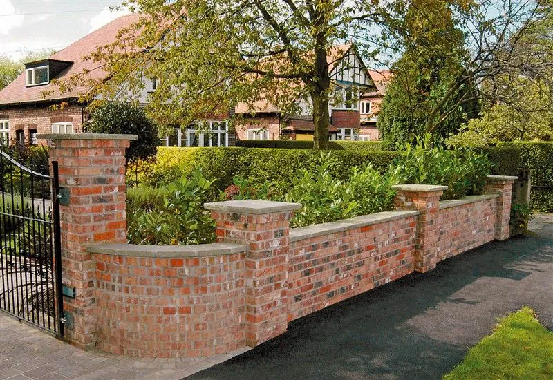 Dùng tường gạch làm hàng rào cho ngôi nhà chắc chắn. Bởi tường gạch thô có độ bền cao và chịu được tác động của thời tiết, giúp tường rào của bạn có thể sử dụng trong một thời gian dài.