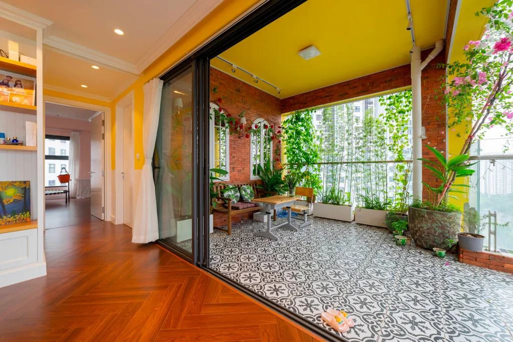 Kết hợp tường gạch thô với cửa kính để tạo nên một không gian mở, giúp tối đa hóa không gian ban công của bạn.