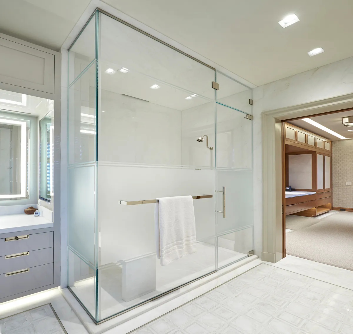 Lắp đặt vách kính phủ mờ cho phòng tắm, đảm bảo sự riêng tư và khô ráo, sạch sẽ cho không gian.